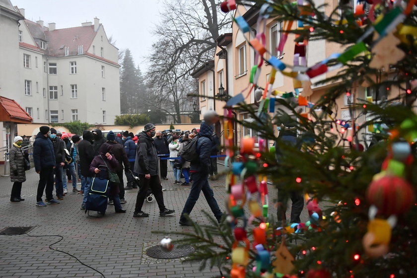 Gigantyczna kolejka do Caritasu przed Wigilią! A Premier mówi o Polsce mlekiem i miodem płynącej...