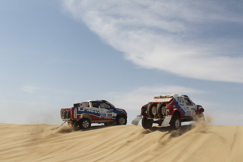 Dakar 2013: Hołowczyc zawiedziony, Sainz utknął na wydmach (2. etap, wyniki, galeria)