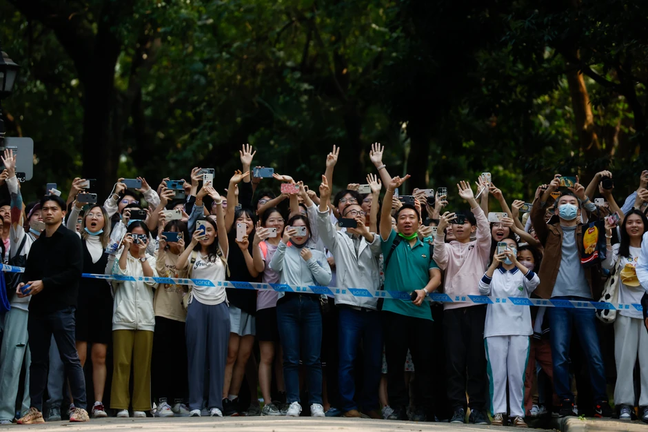 Studenti Sun Jat Sen Univerziteta mašu Emanuelu Makronu tokom njegove posete Kini