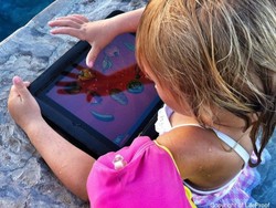 Co smartfon i tablet robią z dzieckiem i rodzicami i czy warto na to pozwalać?