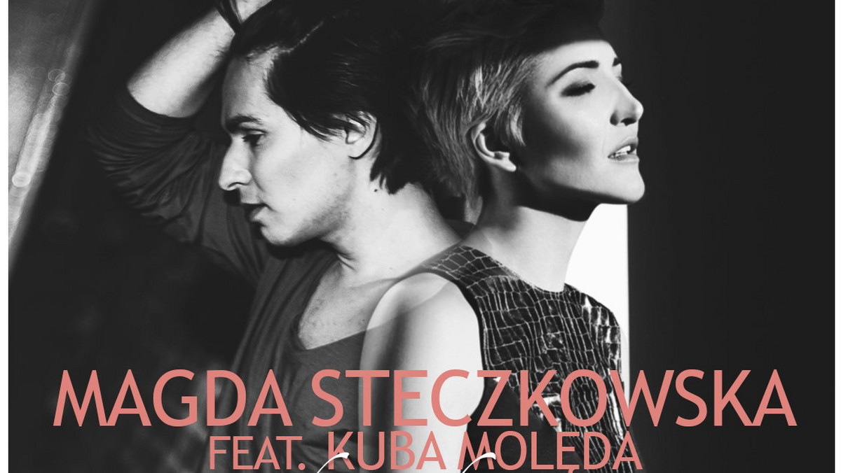 Magda Steczkowska i Kuba Molęda poznali się bliżej na planie programu "Twoja Twarz Brzmi Znajomo". Zaprzyjaźnili się i połączyli wspólną pasję do muzyki. Tak powstał utwór "Gdzieś bez nas".