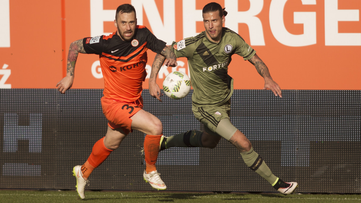 Walcząca o mistrzostwo Polski Legia Warszawa przegrała w czwartek w Lubinie 0:2 (0:2) z Zagłębiem w meczu 34. kolejki Ekstraklasy. Zwycięstwo Miedziowych było jak najbardziej zasłużone, dzięki czemu na dobre włączyli się do walki o europejskie puchary. Po znakomitej grze w pierwszej połowie i golach Jakuba Tosika oraz Krzysztofa Piątka, w drugiej nie pozwolili rywalom na odrobienie strat.