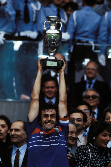 Michel Platini z pucharem za wygraną na Euro 1984