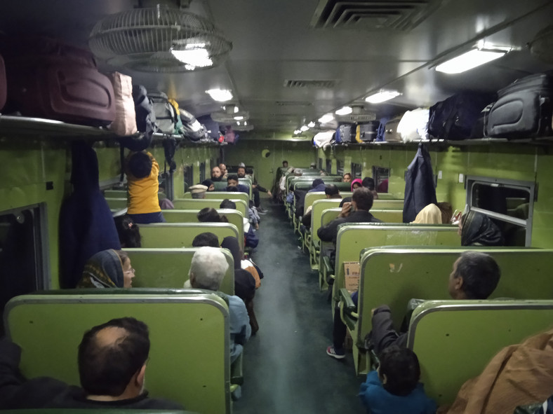 Wagon z miejscami do siedzenia Economy Class Najniższa i najtańsza klasa w pociągu