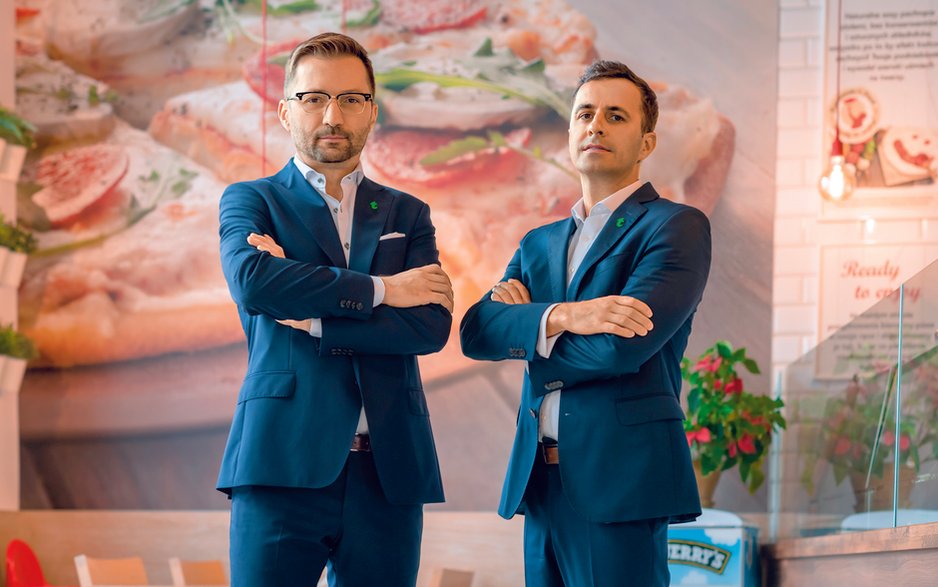 Daniel Piekarski (z lewej) i Michał Igor Piasecki uznali, że kryzys to dobry moment na zrobienie własnego biznesu gastronomicznego – na jesieni 2021 r. przejęli polską sieć hiszpańskiej Telepizzy.