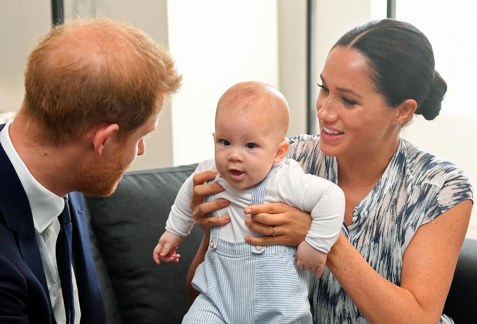 Archie szüleivel a brit királyi nyári rezidenciára, Balmoralba utazik / Fotó: Northfoto