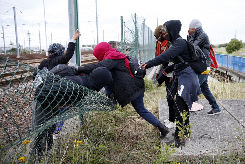 Trwa kryzys imigracyjny. Co miesiąc tysiące uchodźców z ogarniętych wojną krajów Bliskiego Wschodu, próbuje za wszelką cenę dostać się do Europy. Wszystko dlatego, że imigranci mogą starać się o uzyskanie azylu, dopiero kiedy znajdą się na terytorium Unii Europejskiej.