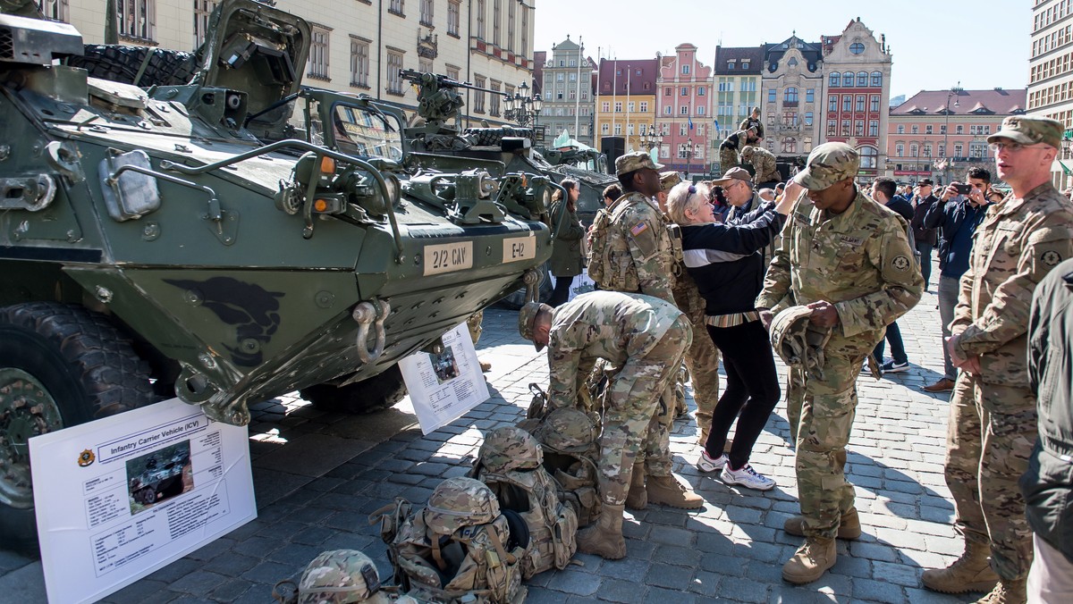 Kilkuset wrocławian uczestniczyło dziś w pikniku z udziałem wojsk kontyngentu NATO. Wasza obecność to namacalny dowód na to, że ustalenia szczytu NATO z 2016 r. są realnym wzmocnieniem bezpieczeństwa Polski - mówił z-ca dowódcy generalnego gen. dyw.Jan Śliwka.