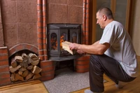 Kominek może niszczyć płuca tak samo jak dym papierosowy