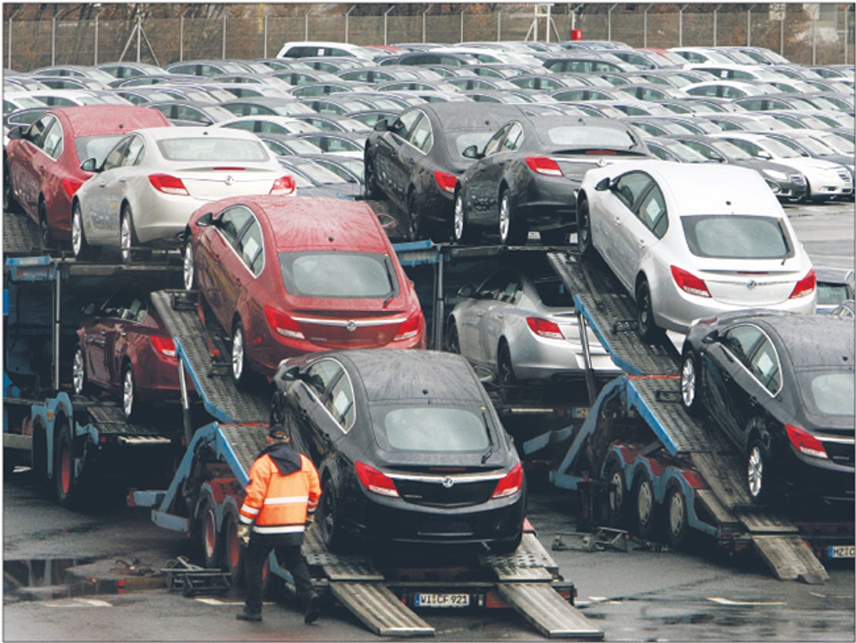 Mimo spadku w czerwcu eksport jest wciąż wyższy niż rok temu. To zasługa m.in. producentów aut Fot. AP