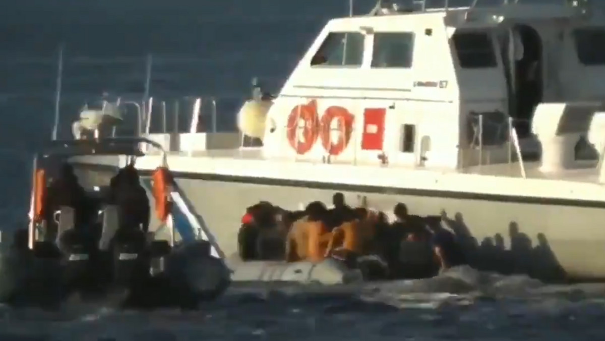 Turcja ujawniła nagranie, na którym wyraźnie widać, jak grecka straż przybrzeżna usiłuje staranować ponton z ludźmi płynącymi w stronę brzegu. Strażnicy odpychają gumową łódź oraz otwierają w jej stronę ogień. Wcześniej informowaliśmy o pierwszych ofiarach śmiertelnych na granicy turecko-greckiej.