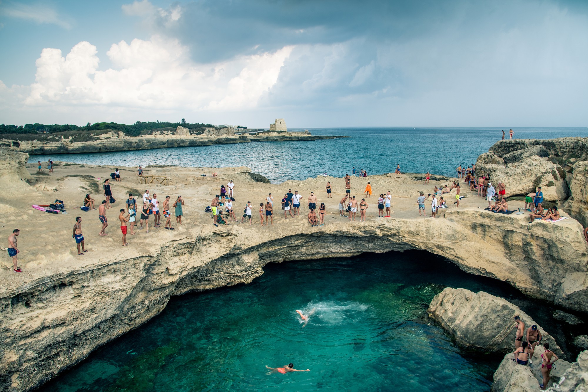 Ludia navštevujú morskú jaskyňu Grotta della Poesia v mestečku Roca na polostrove Salento v Taliansku.