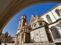 Osunięta ziemia odsłoniła ludzkie kości pod Wawelem