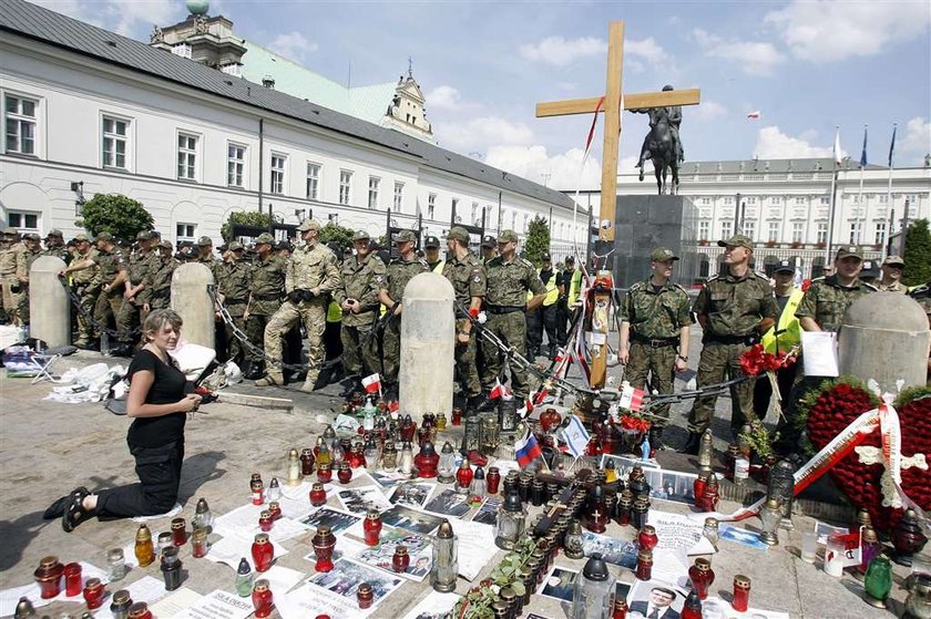 Policja usunęła obrońców krzyża