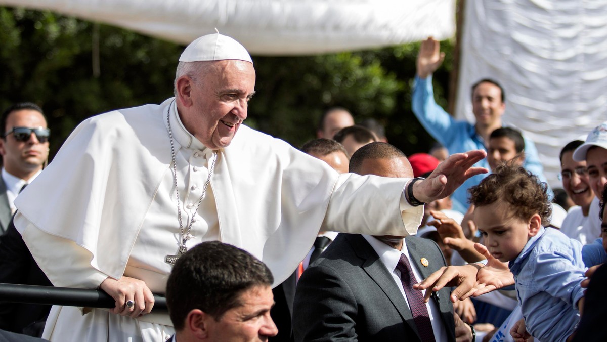 Papież Franciszek powiedział wczoraj dziennikarzom w samolocie lecącym z Kairu do Rzymu, że Europa jest zagrożona rozpadem z powodu różnych problemów, w tym populizmu. Zaapelował o negocjacje i dyplomatyczne rozwiązanie kryzysu wokół Korei Północnej.