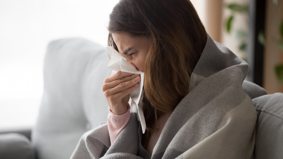 Flurona to grypa i COVID-19 jednocześnie. Jak sprawdzić, czy ją masz? Zbadasz się w domu / Shutterstock