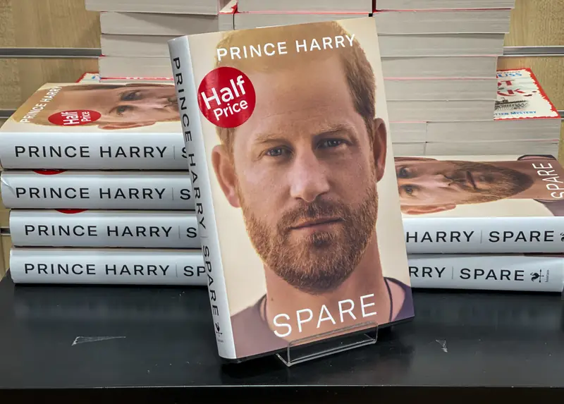 Autobiografia księcia Harry’ego &quot;Spare&quot; od stycznia dostępna jest w sprzedaży/ Getty Images, fot. Matt Cardy / Contributor