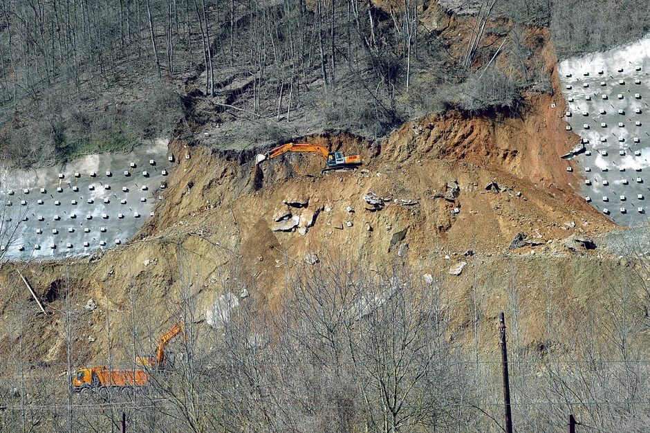 Potporni zidovi su padali već tri puta, a razlog za to je izmena projekta koju je tražio španski "Azvi", a prema kojoj nisu izgrađeni vertikalni odvodi za vodu, saznaje "Blic"