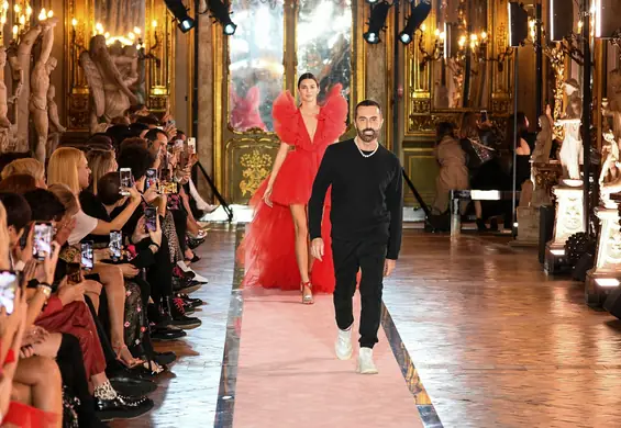 Falbany, błysk i objętość. Co znajdziemy w nowej kolekcji Giambattista Valli x H&M?