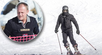 Tusk szusował na nartach w Dolomitach. Jego strój z daleka nie rzuca się oczy, ale jak się przyjrzeć bliżej…