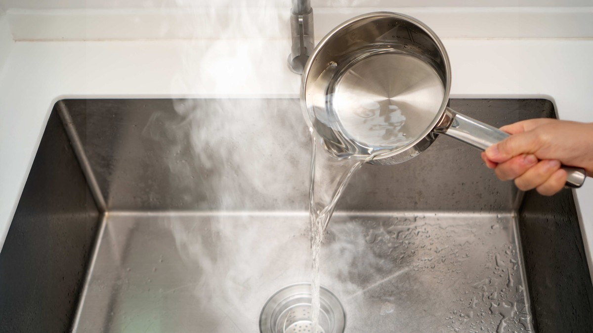 Nikad ne izlivajte vrelu vodu u sudoperu: Vodoinstalater otkriva kako ova navika utiče na cevi