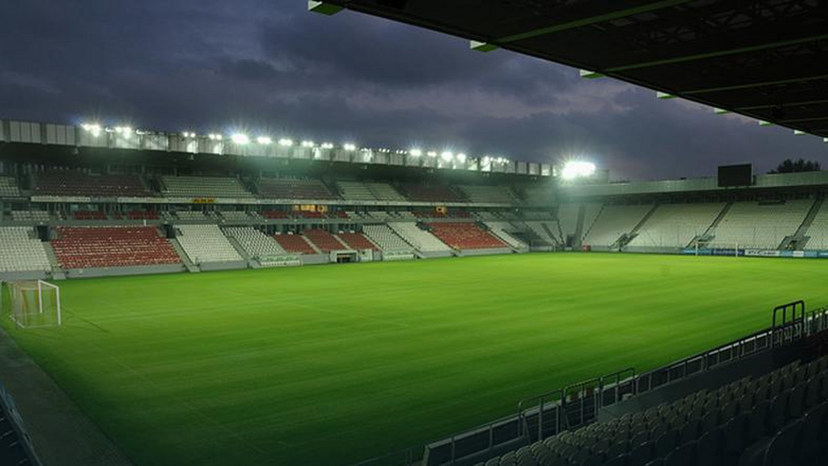 Pół miliona złotych, tyle do końca roku mają wydać miejscy urzędnicy na przygotowanie stadionu Cracovii do przyszłorocznych Mistrzostw Europy U-21 w piłce nożnej. Chodzi m.in. o zakup lamp do naświetlania murawy.