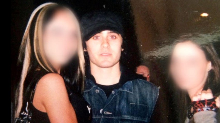 Klara (na slici levo), sa Letoom i prijateljem, kaže da je glumac imao seks sa njom dok je bila maloletna | Foto: BBC