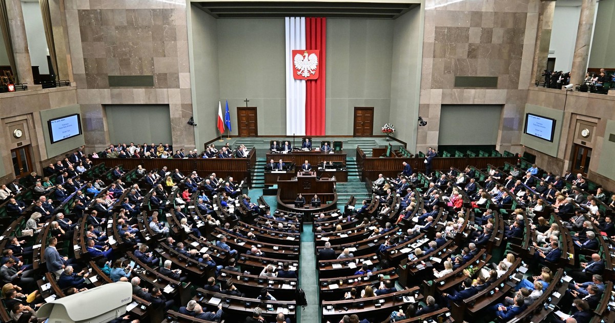 Przetasowanie sił na szczycie. Tak zagłosowaliby Polacy, gdyby wybory odbyły się w niedzielę