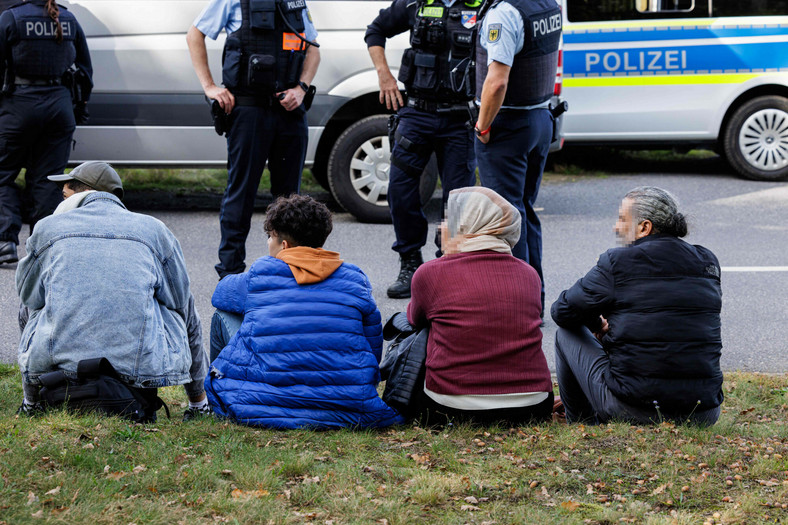 Grupa migrantów podczas kontroli policji federalnej w pobliżu Forst we wschodnich Niemczech, 11 października 2023 r.