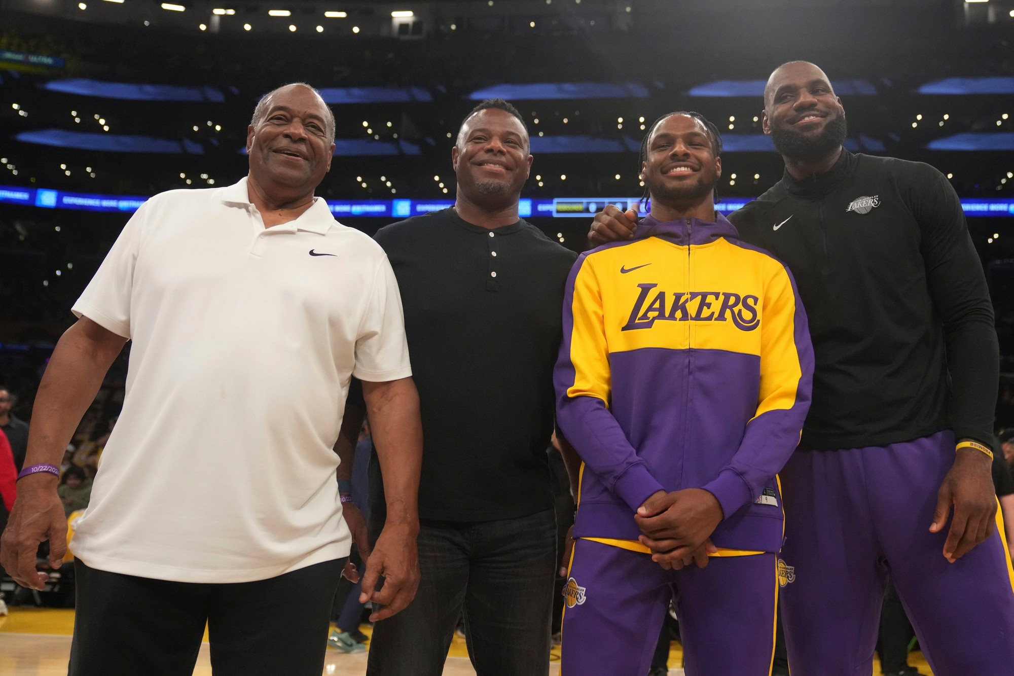 Americký basketbalista LeBron James so synom Bronnym.