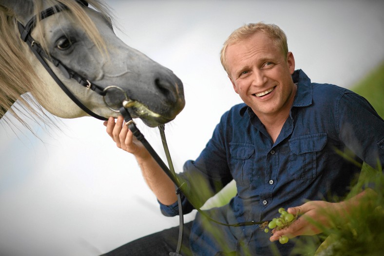 Aktor Piotr Adamczyk w czasie sesji zdjęciowej do kalendarza fundacji 