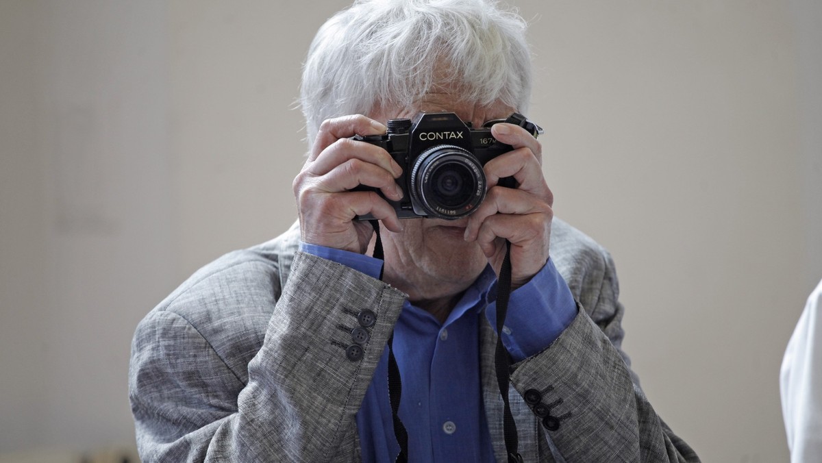 Znany fotografik Tadeusz Rolke ma w swym dorobku wiele portretów. Pozowała mu m.in. Kora, wokalistka Maanamu. Sesja miała miejsce w 1983 roku w pracowni malarza Edwarda Dwurnika. O tej pracy Rolke opowiadał PAP Life przy okazji wydania albumu "Rolke".