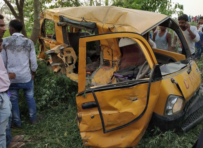 Indie. Bus wiozący dzieci do szkoły wjechał pod pociąg. 13