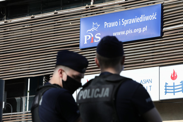 Warszawa, 09.05.2020. Koronawirus w Polsce. Funkcjonariusze policji pod siedzibą Prawa i Sprawiedliwości, 9 bm. przy ul. Nowogrodzkiej w Warszawie. Trwa posiedzenie Komitetu Politycznego PiS. (kf) PAP/Leszek Szymański