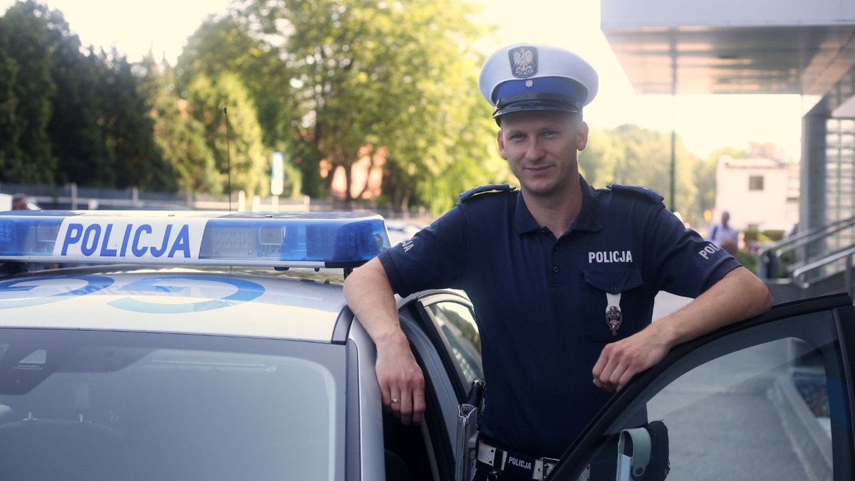 Dziecko chodziło boso po jezdni. Malucha uratował policjant drogówki