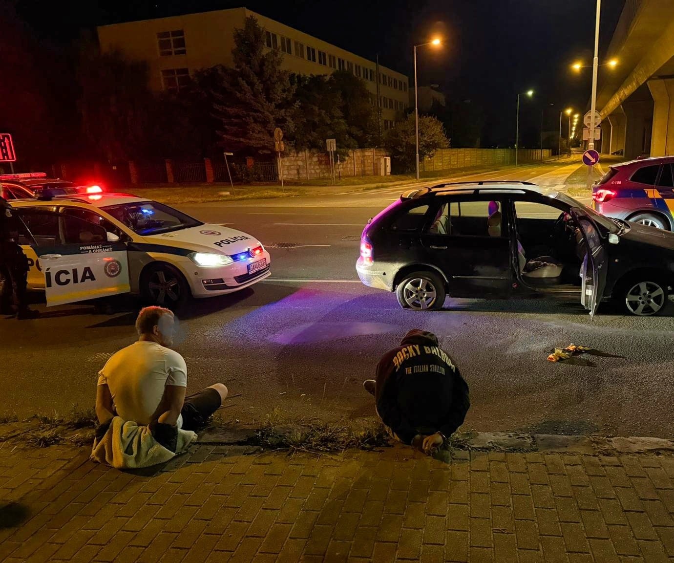 Niekoľko policajných áut s majákmi prenasledovalo vodiča v dvoch krajoch.