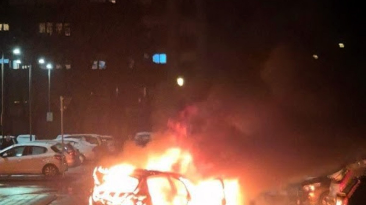 BUKTINJA PROGUTALA ČITAV AUTO U ŽELEZNIKU! Vozilo totalno izgorelo, vatrogasci stižu na lice mesta (FOTO) Kép