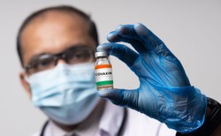 Trzecia dawka silnie chroni przed Omikronem. WYNIKI BADAŃ