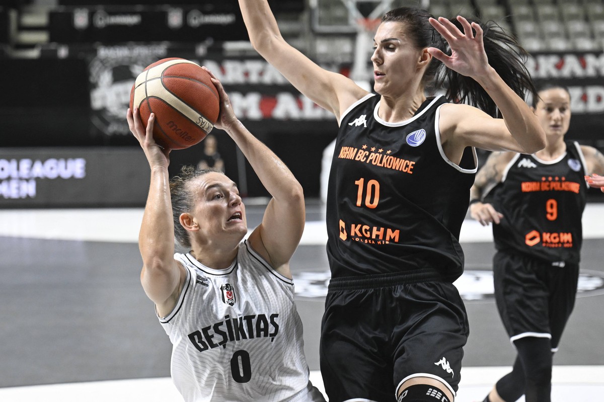 Dragana Stankovic (w czarnym stoju)