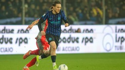 dzieło sztuki. piotr zieliński atomowym strzałem zdjął pajęczynę w bramce cremonese