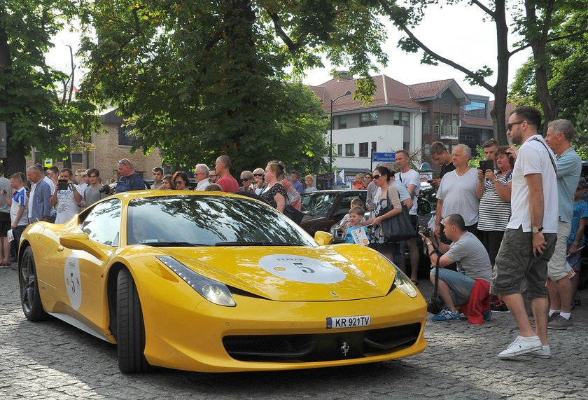 Ferrari Corsa Baltica w Sopocie. Były 34 luksusowe auta spod znaku wierzgającego konia, ale i piękne kobiety