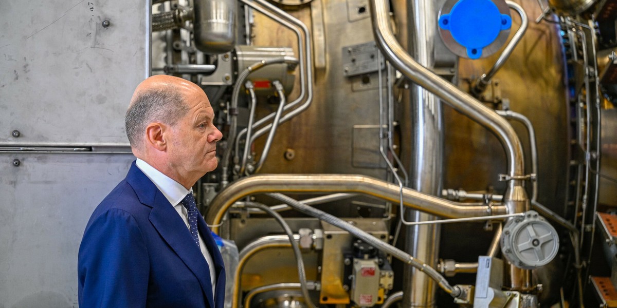 Kanclerz Niemiec Olaf Scholz, w tle turbina do Nord Stream 1.