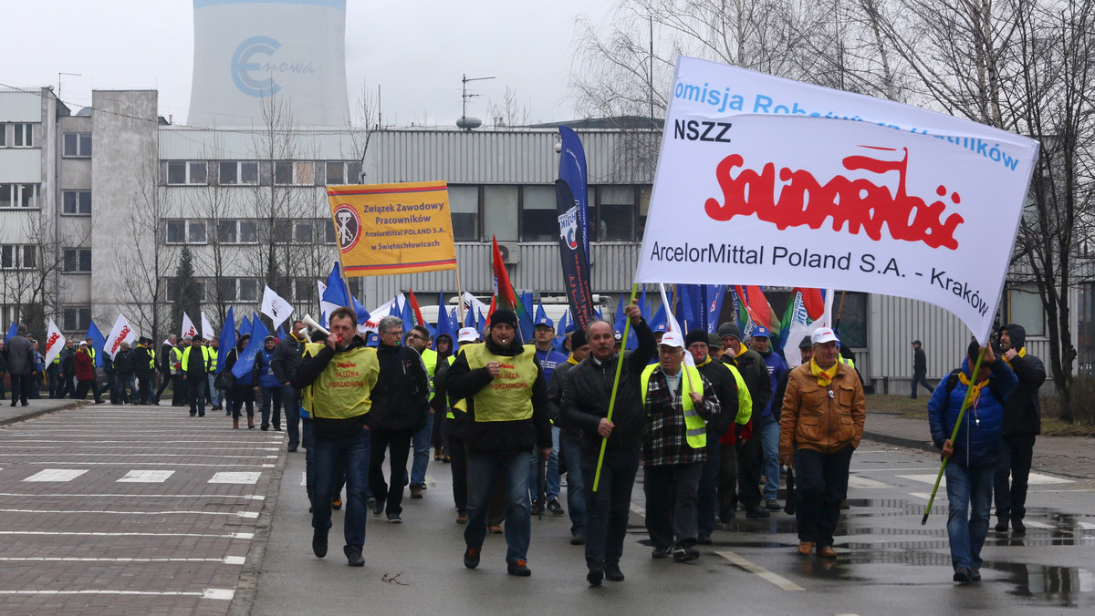 Związkowcy z koncernu hutniczego ArcelorMittal Poland nie doszli do porozumienia z pracodawcą w sprawie podwyżek i polityki płacowej w 2017 r. Dziś pikietowali siedzibę firmy w Dąbrowie Górniczej. Spółka deklaruje chęć porozumienia, ale pikietę uznała za nielegalną.