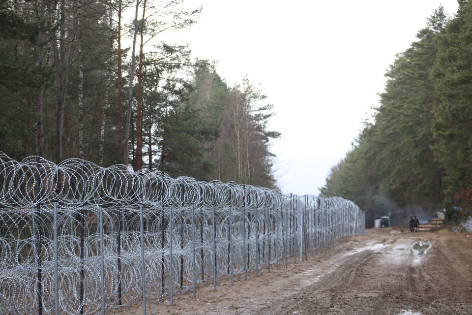 Zasieki z drutu żyletkowego przy przejściu granicznym w Połowcach, 17.12.2021.