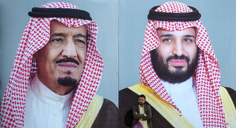 Des panneaux d'affichage montrent des portraits du prince héritier d'Arabie saoudite Mohammed bin Salman (à droite) et de son père, le roi d'Arabie saoudite Salman bin Abdulaziz. AAMIR QURESHI