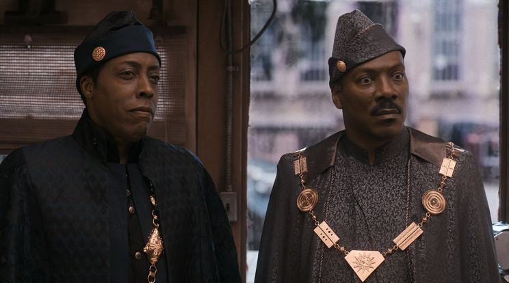 Semmi (Arsenio Hall) és Akeem (Eddie Murphy) visszatértek New Yorkba, hogy megkeressék Zamunda királyának fiú örökösét / Fotó: Amazon Prime