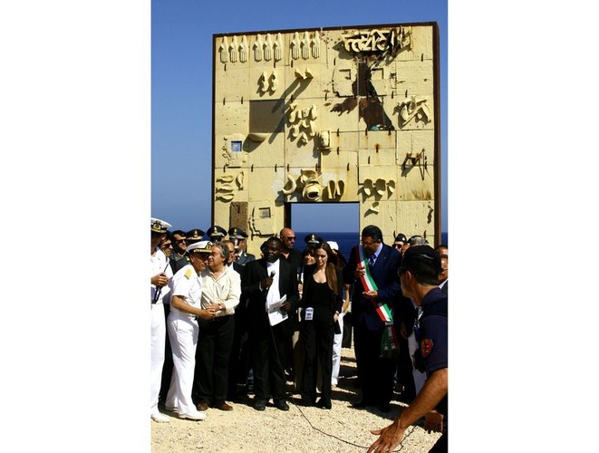 Włoska wyspa stała się celem karkołomnej podróży tysięcy uchodźców