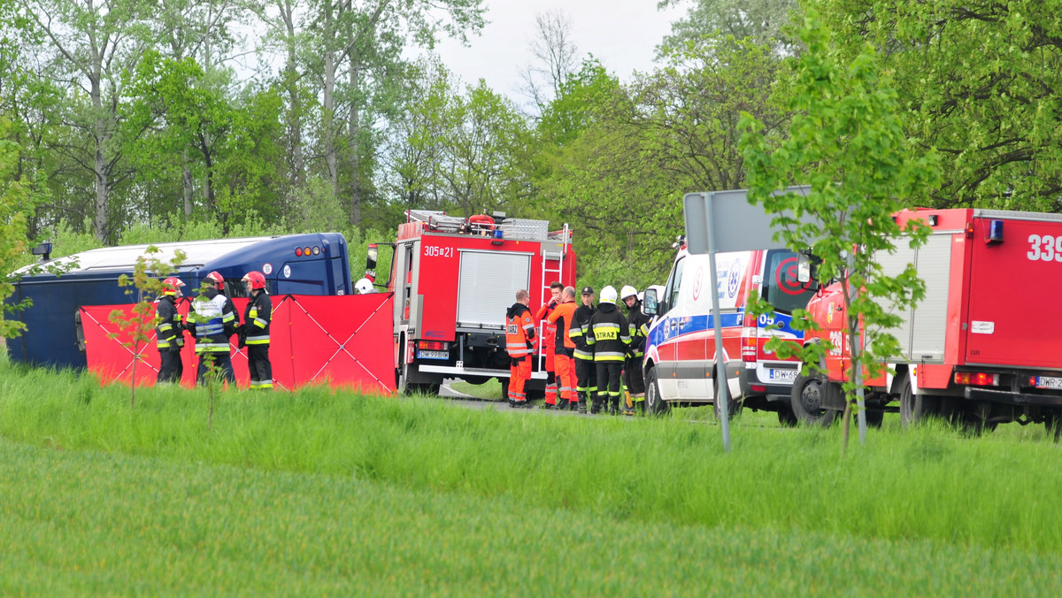 Jedna osoba nie żyje, a dwadzieścia jeden zostało rannych w wyniku wypadku, który miał miejsce w Domaszczynie pod Wrocławiem. Dwie osoby są w stanie ciężkim.