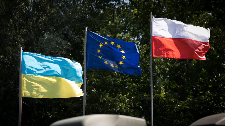 Od lewej: flaga Ukrainy, Unii Europejskiej i Polski 