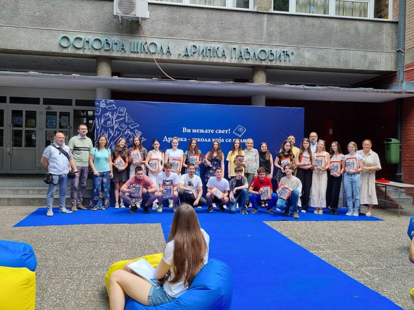 Dodela diploma u OŠ "Drinka Pavlović": Lejzi begovi ispred škole